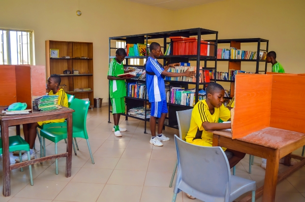 STUDENTS MAKE EFFICIENT USE OF THE SCHOOL LIBRARY STUDENTS MAKE EFFICIENT USE OF THE SCHOOL LIBRARY